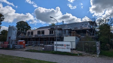 De aanbouw van woonzorgcentrum De Wenning in Rolde is op haar hoogste punt