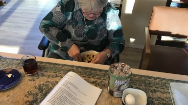 Appelflappen bakken in De Vijverhof