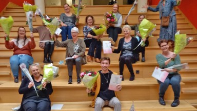 Elf studenten nemen MBO-certificaat Individueel Zorgverlener als eerste in ontvangst