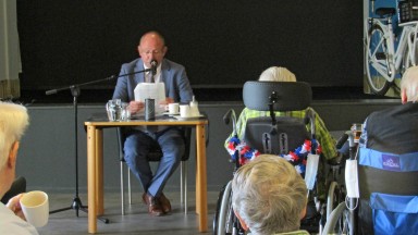 Burgemeester leest voor bij De Noorderkroon