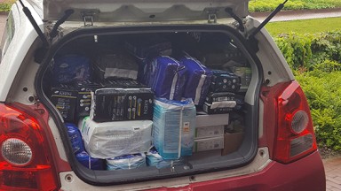 Wijkverpleging Zorggroep Drenthe brengt incontinentiemateriaal naar kledingbank