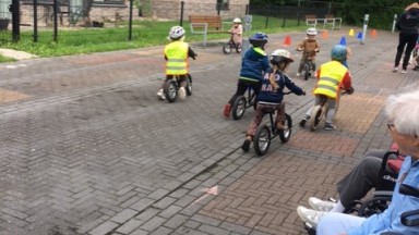 Nieuwe groep peuters doet loopfietsexamen bij Mozaiek