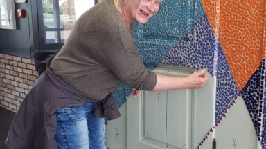 Steentjes plakken op de Mozaiekkast