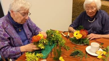 Bloemschikken in het thema Pasen in Mozaiek