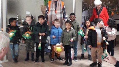 Kinderen Vredeveldschool en Valkenhorst zingen in De Vijverhof