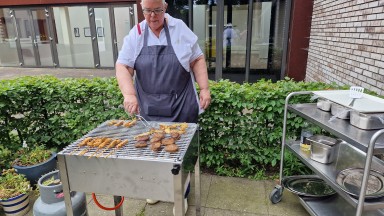 Barbecue op de verpleegafdeling van Mozaiek