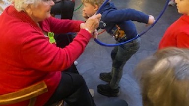 Cliënten en kleuters bewegen samen in Mozaiek