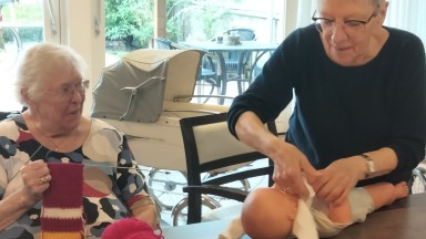 Nieuwe creaties tijdens het breicafe in De Vijverhof