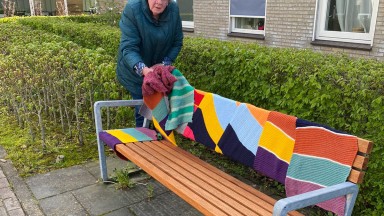 Kleurrijke warme zitbanken in De Vijverhof