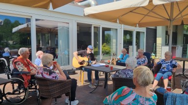 Muziek op een zonnig terras