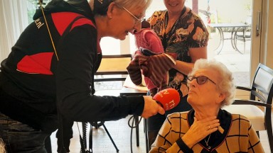 Radioprogramma ‘Op Tjak’ op bezoek in De Vijverhof