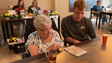 Een samenwerking tussen jong en oud in De Vijverhof