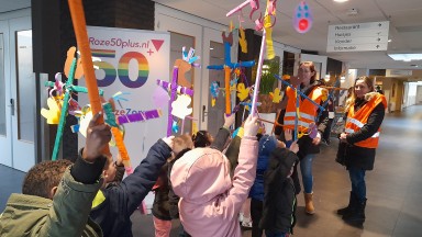 Peuters van de Vredeveldschool op bezoek in De Vijverhof