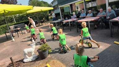Kinderen van de Roldebol racen in het rond