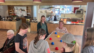 Veel interactie tussen jong en oud in De Wenning!