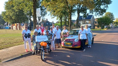 Collega’s van De Wenning en wijkverpleging Aa en Hunze in bedrijvenparade Roldermarkt