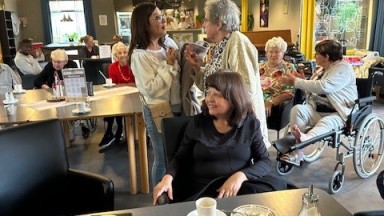 Gezellige middag met bewoners van De Noorderkroon en statushouders