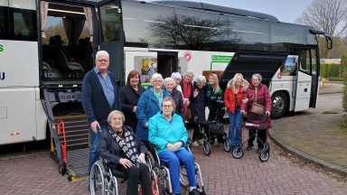 Bewoners van De Noorderkroon op reis met de Museum Plus Bus