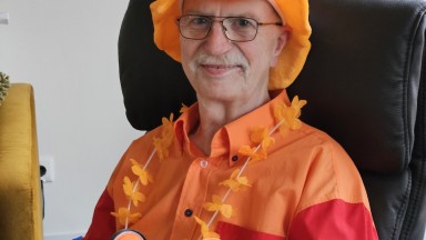 Bewoners in oranje sferen