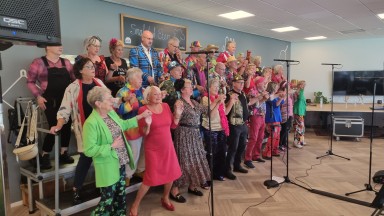 Kleurrijk optreden door amusementskoor Ratjetoe