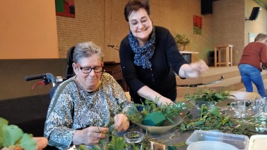 Bloemschikken in De Open Hof in Assen