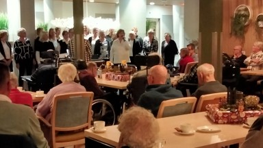 Koor Marsaria brengt kerstsfeer in De Vijverhof