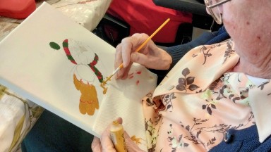 Kleurrijke vogels bij de schilderclub in De Vijverhof