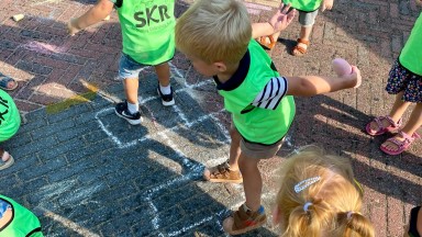 Koffie, ranja, stoepkrijt en gezelligheid bij De Wenning