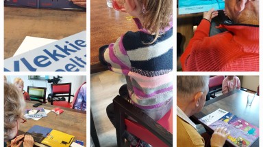 Bewoners lezen voor aan kleuters in Mozaiek