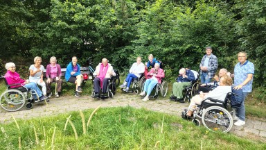 Rolstoel wandeling met koffie in de natuur
