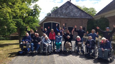 Rolstoel wandeling met bewoners van De Noorderkroon