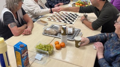 Een potje dammen tijdens de damweek in Beilen