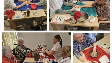 Ontspannen ochtend met handverzorging voor bewoners
