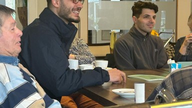 Gezellige mannenpraatgroep in De Vijverhof