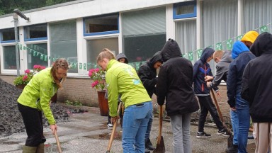 NK tegelwippen zorgt voor dierenvoedertuin bij De Vijverhof