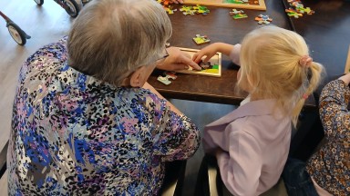 Samen puzzelen in De Wenning