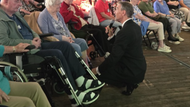 Bewoners van Symphonie naar de feesttent in Eelde