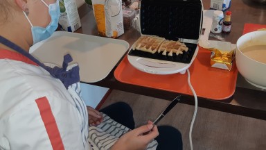 Herfstwafels met gebakken appeltjes en warme appelsap in Mozaiek