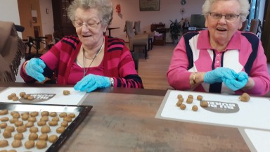 Pepernoten bakken en Sinterklaasbingo in Mozaiek