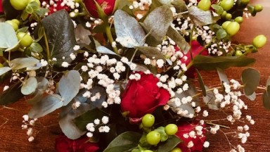 Bloemstukjes in de huiskamers van verpleegafdeling Mozaiek