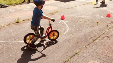 Peuters uit Zuidlaren halen loopfietsdiploma in binnentuin Mozaiek