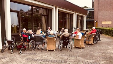Bewoners en cliënten Mozaiek genieten van wandeltocht met mooi weer