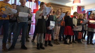 Ouderen en kinderen zingen samen het hoogste lied!