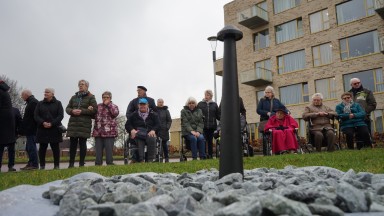 Burgemeester onthult tijdelijk Holocaustmonument ‘Levenslicht’ bij Spectrum