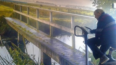 Deze fietser fietst gewoon door…