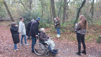 Cliënten Symphonie maken boswandeling in Norg