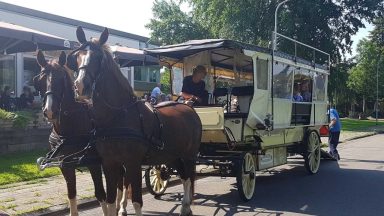 Symphonie er op uit met een huifkar.