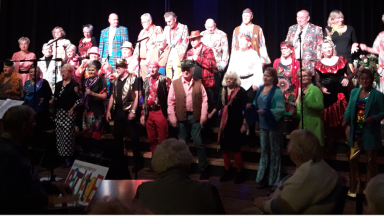 Vrolijk optreden in Mozaiek met amusementskoor Ratjetoe