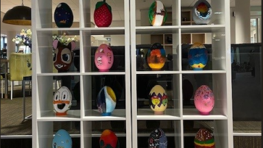 Expositie van kleurrijke paaseieren