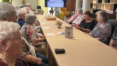 Bewoners van Spectrum genieten van een haringparty